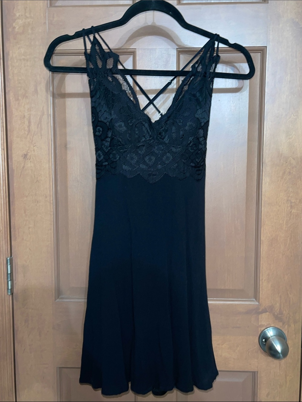 Mi Amore Black Lace V‑Neck Sleeveless Dress